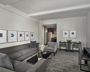 Deluxe-Suite, 1 Schlafzimmer | Wohnbereich | 55-Zoll-Fernseher mit Kabelempfang