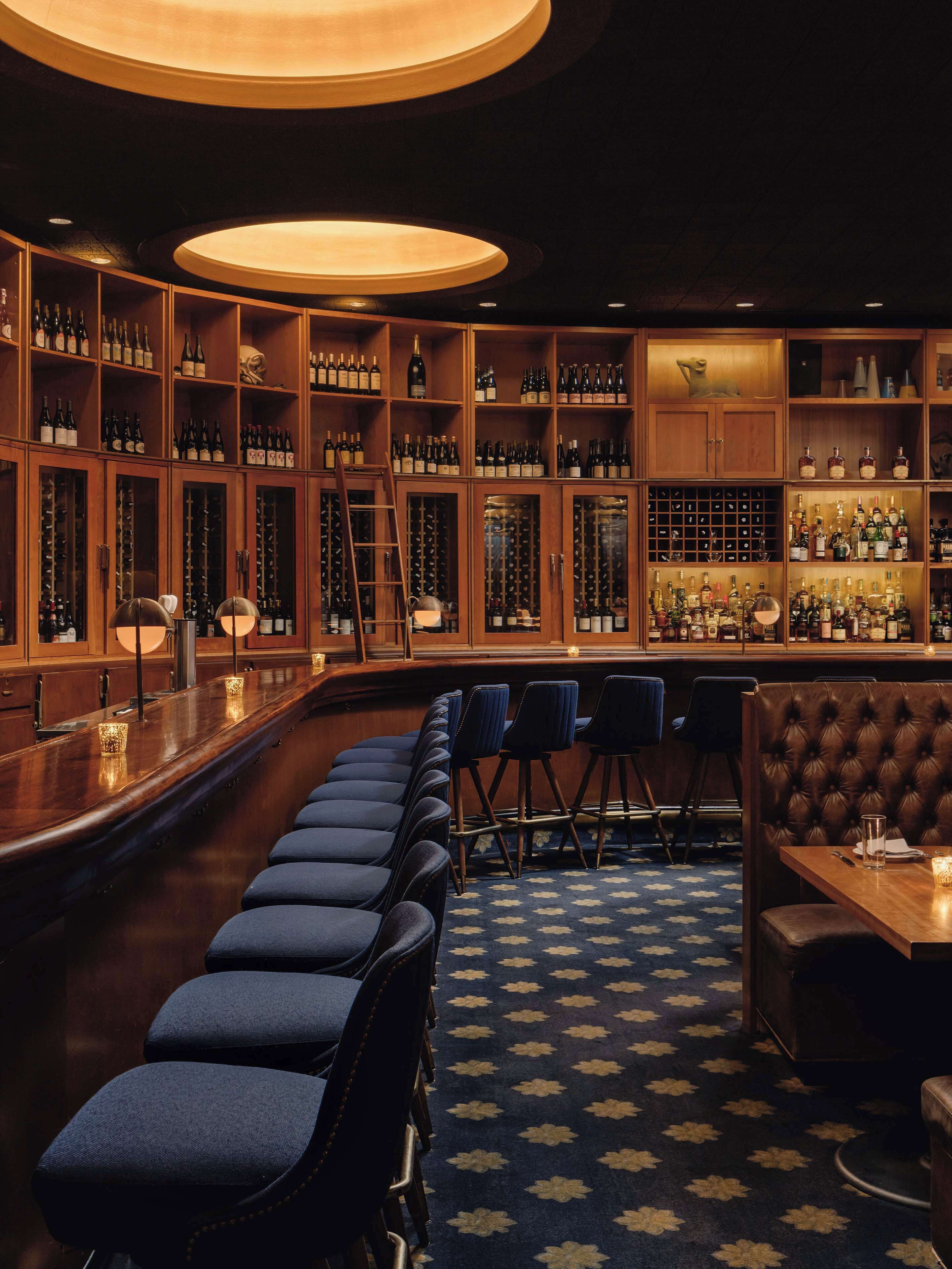 3 bars/lounges, gastropub, lobby lounge