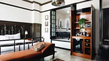 أغطية فراش متميزة وألحفة محشوة بالريش وأسرّة بطبقة علوية مريحة وميني بار