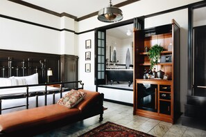 Premium bedding, down duvets, pillow-top beds, minibar - Chicago Athletic Association, a Hyatt Hotel (Chicago)