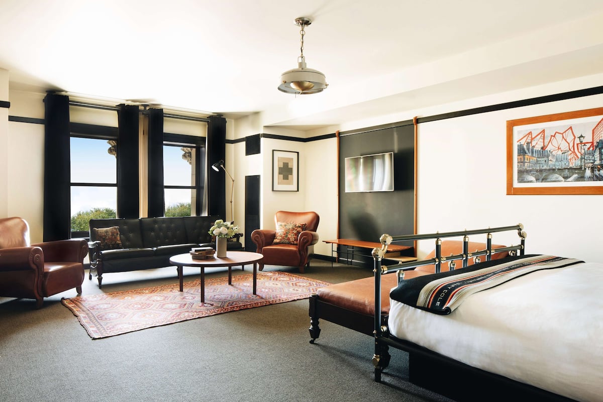 Junior Suite (Millennium) | Peralatan tempat tidur premium, gebar bulu kapas, tilam berlapik