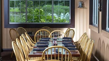 2 restaurants, breakfast, dinner served; American cuisine