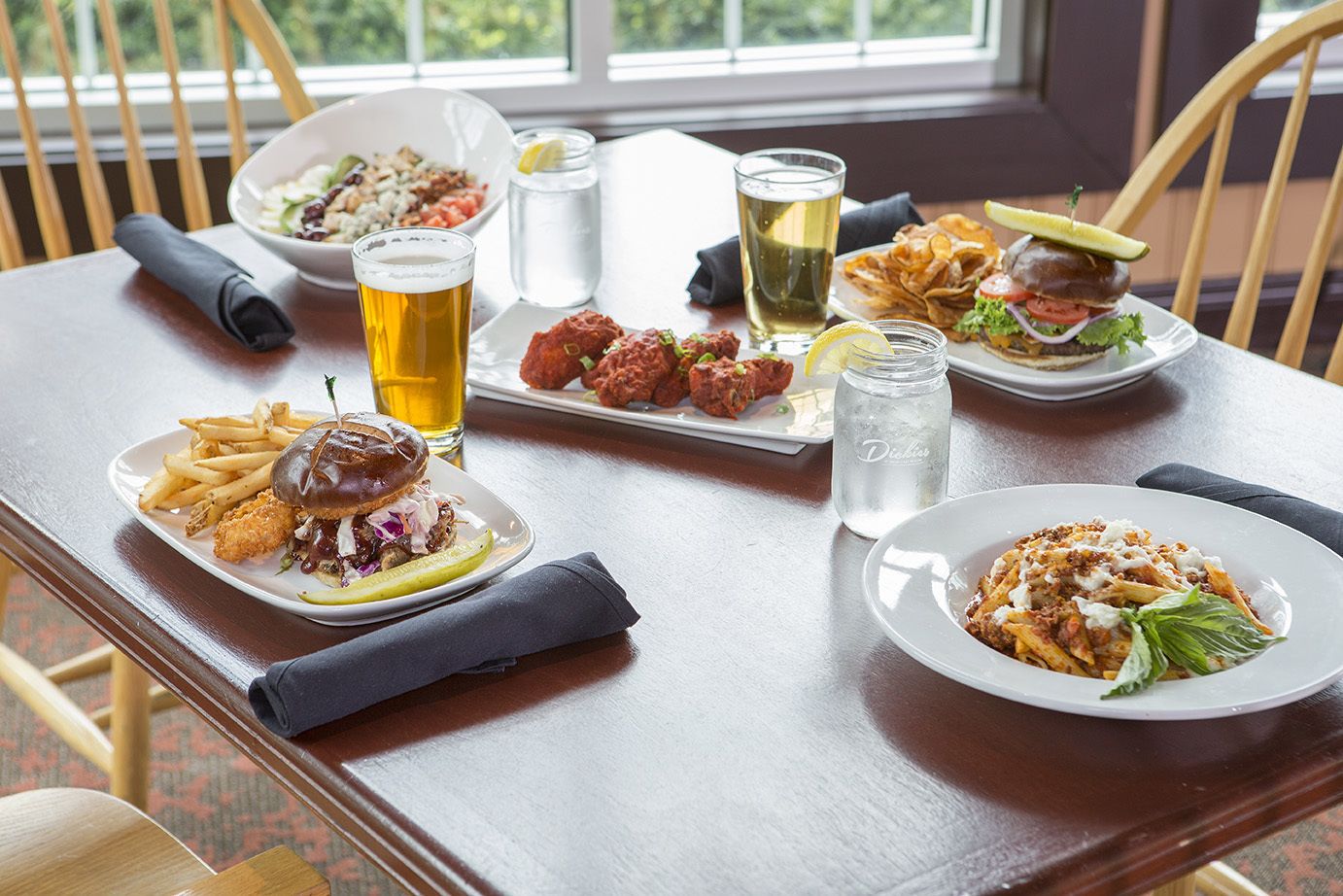 2 restaurants, breakfast, dinner served; american cuisine