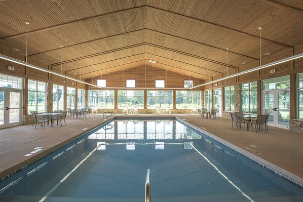 Innenpool, Außenpool, Sonnenschirme