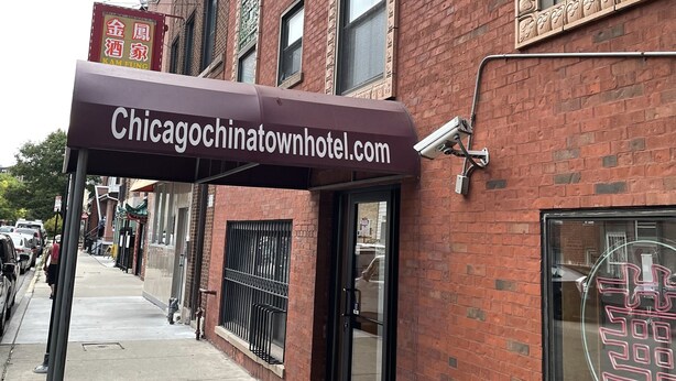 A brick building with a sign for Chicagochinatownhotel.com. - Chinatown Hotel Chicago (Chicago)