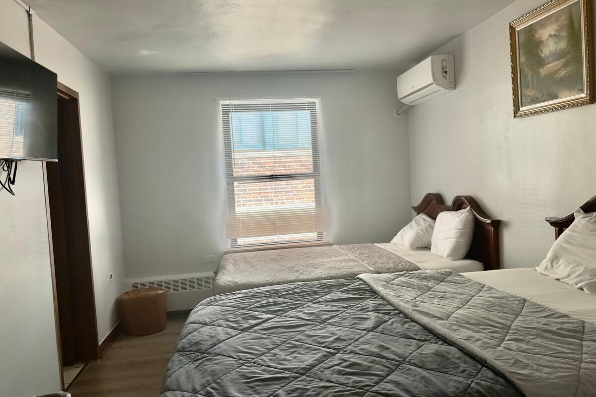 Basic Room | Desk, iron/ironing board (on request), WiFi (free)
