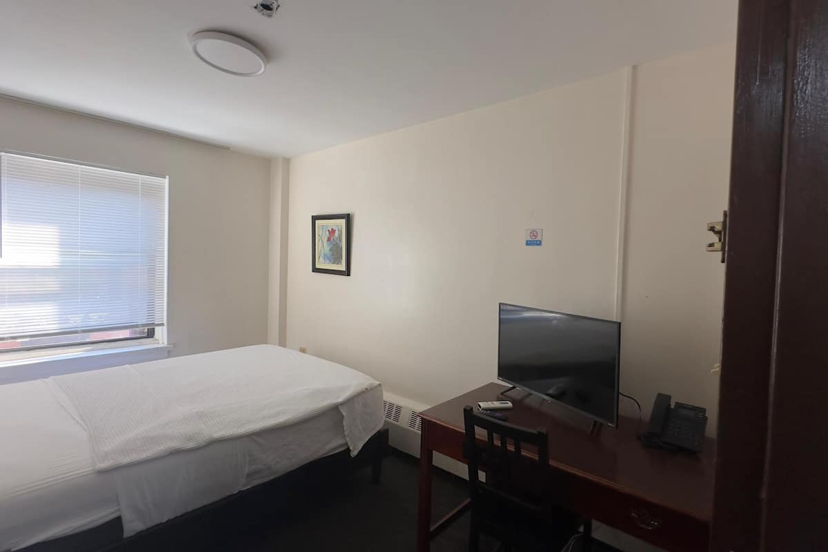 Superior Room | Desk, iron/ironing board (on request), WiFi (free)