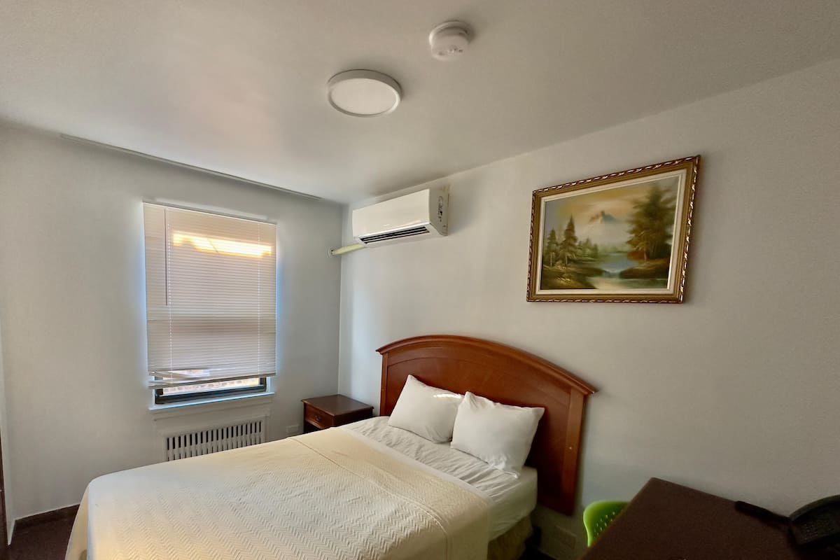 Basic Room | Desk, iron/ironing board (on request), WiFi (free)