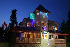 A two-story building with a balcony and a sign that reads "Frisco Inn on Galena." - Frisco Inn on Galena Street (Frisco)