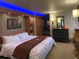 Ropa de cama de alta calidad y caja de seguridad en la habitación 
