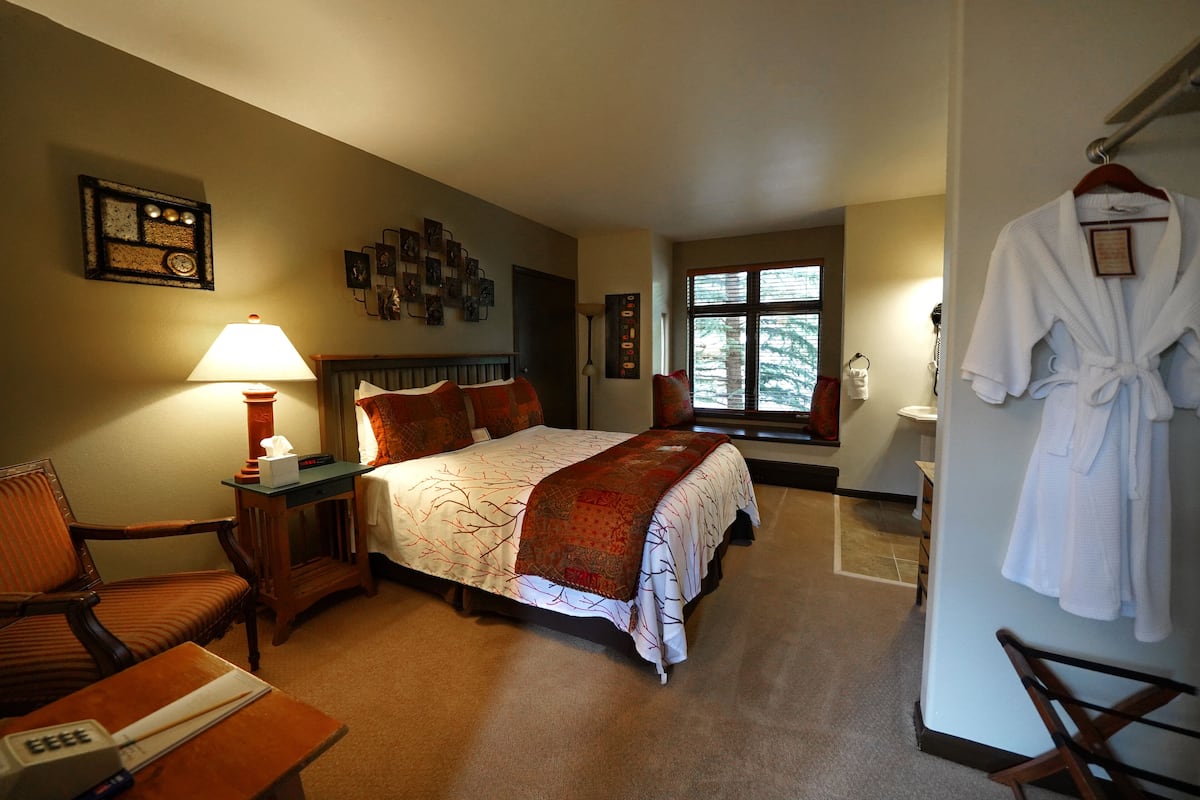 Standard Room, 1 Queen Bed, Mountainside | Premium bedding, in-room safe, laptop workspace, iron/ironing board