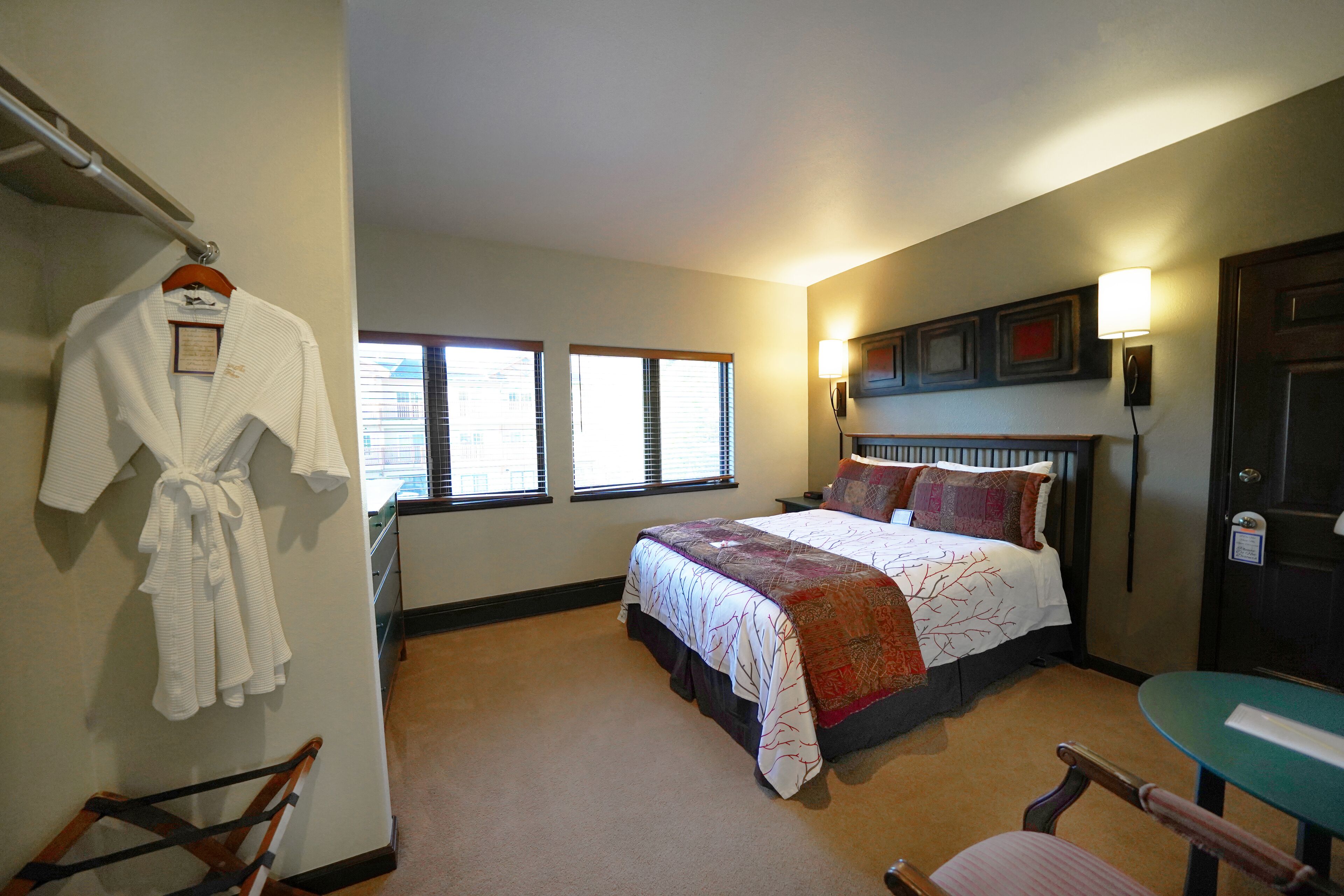 Standard Room, 1 Queen Bed, Mountainside