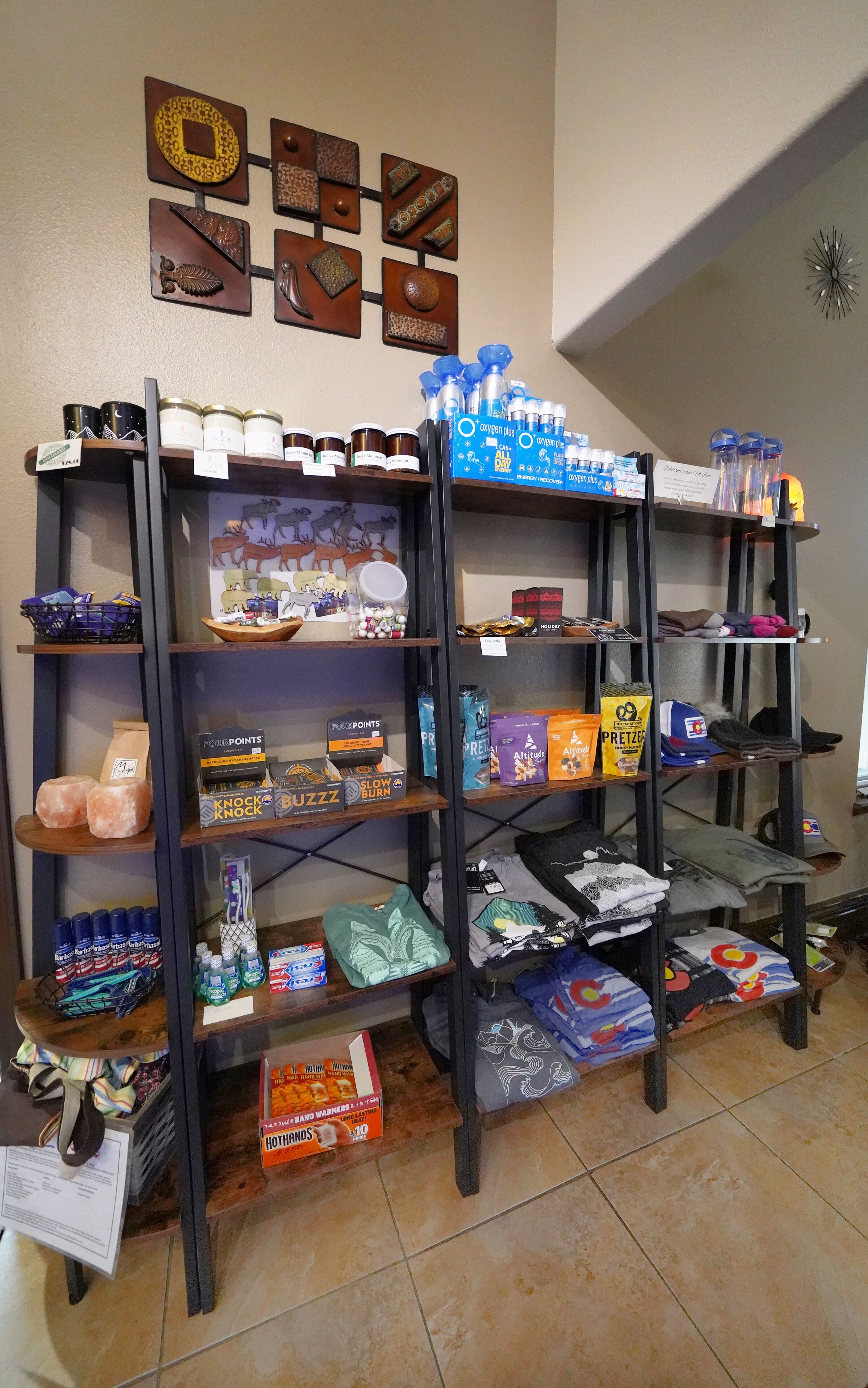 Een winkel met schappen vol met diverse producten, waaronder snacks, dranken en huishoudartikelen.