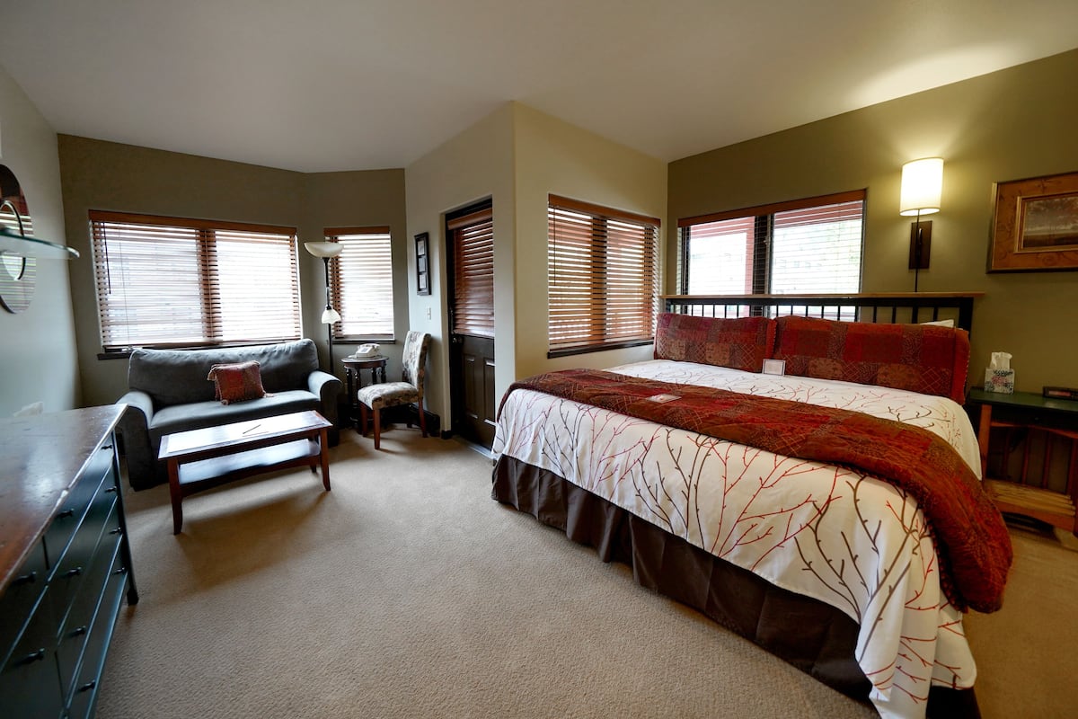 Premium Room, 1 King Bed, Mountain View, Mountainside | Premium bedding, in-room safe, laptop workspace, iron/ironing board