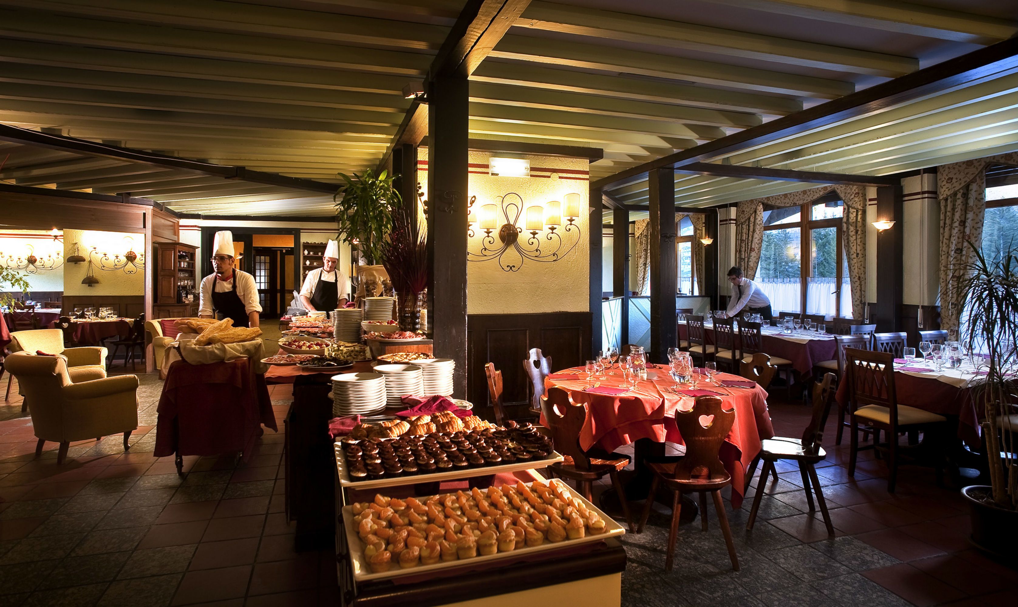 Serveert ontbijt, lunch en diner