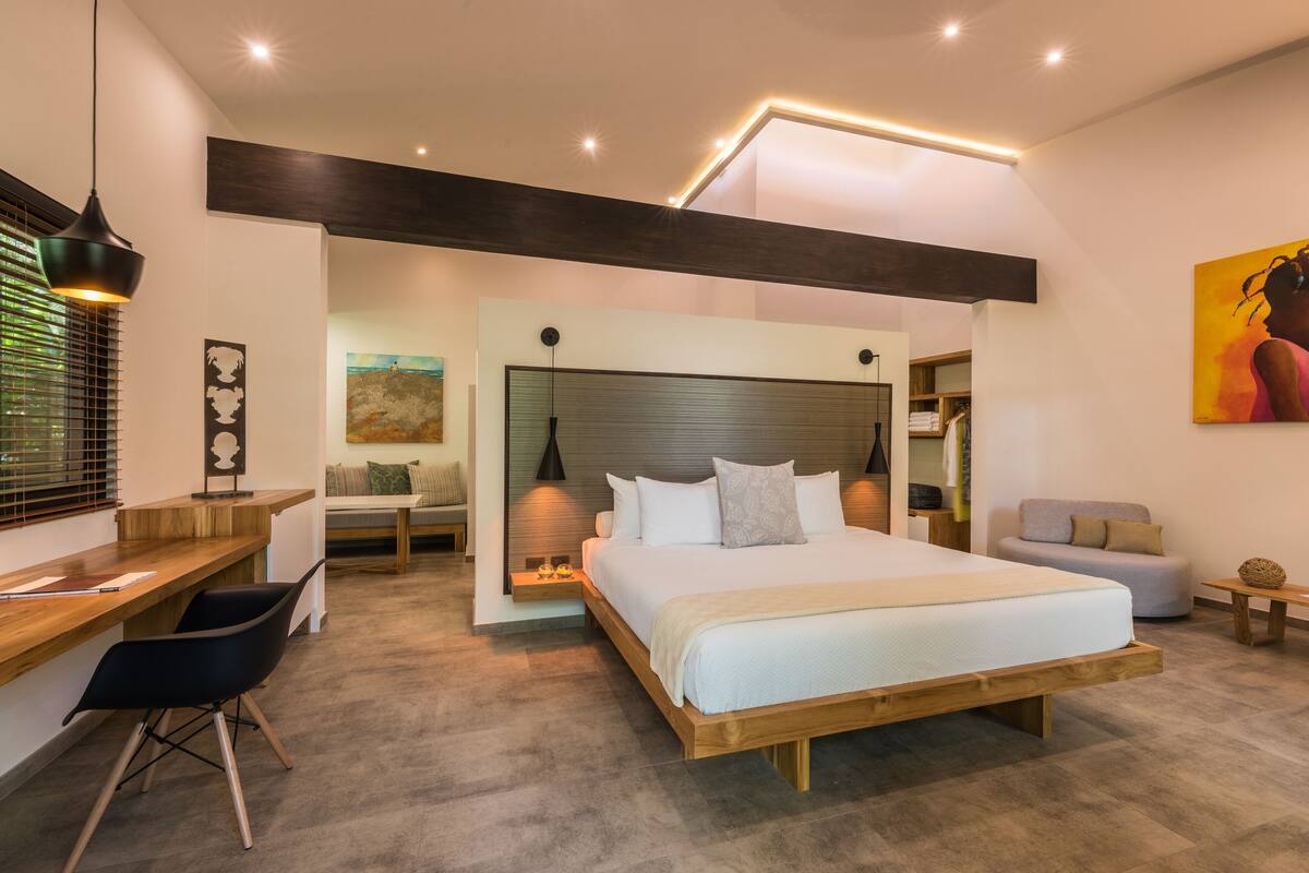 Kamar Superior | Seprai premium, selimut bulu angsa, bantalan ekstra lembut, dan minibar
