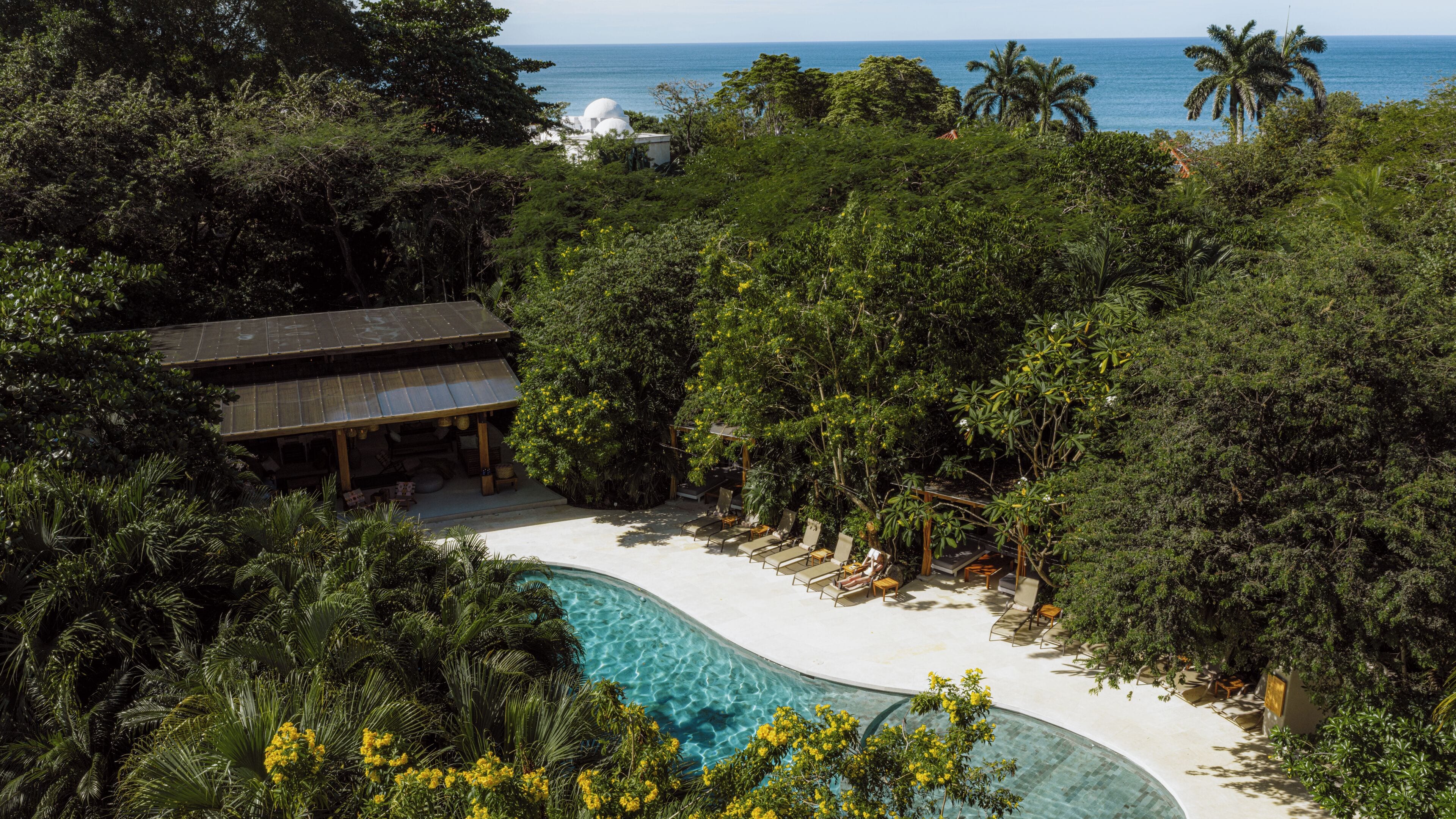 Una piscina al aire libre, camas de piscina gratis