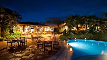 Petit déjeuner, déjeuner et dîner servis sur place, vue sur la piscine