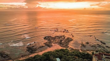 Vista aérea de una zona costera con formaciones rocosas y una playa.