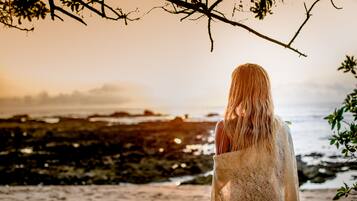 Plage, sable blanc, chaises longues, serviettes de plage