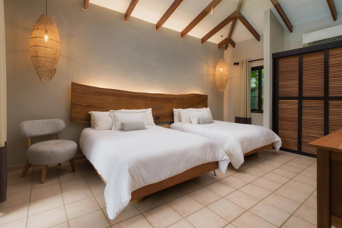 Seprai premium, selimut bulu angsa, bantalan ekstra lembut, dan minibar