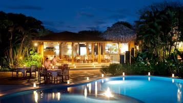 Frokost og lunsj serveres, internasjonale retter, utsikt mot bassenget