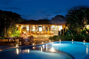 Petit déjeuner, déjeuner et dîner servis sur place, vue sur la piscine