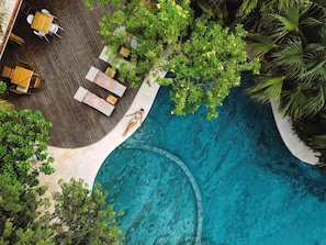 Piscine extérieure, cabanons gratuits, chaises longues