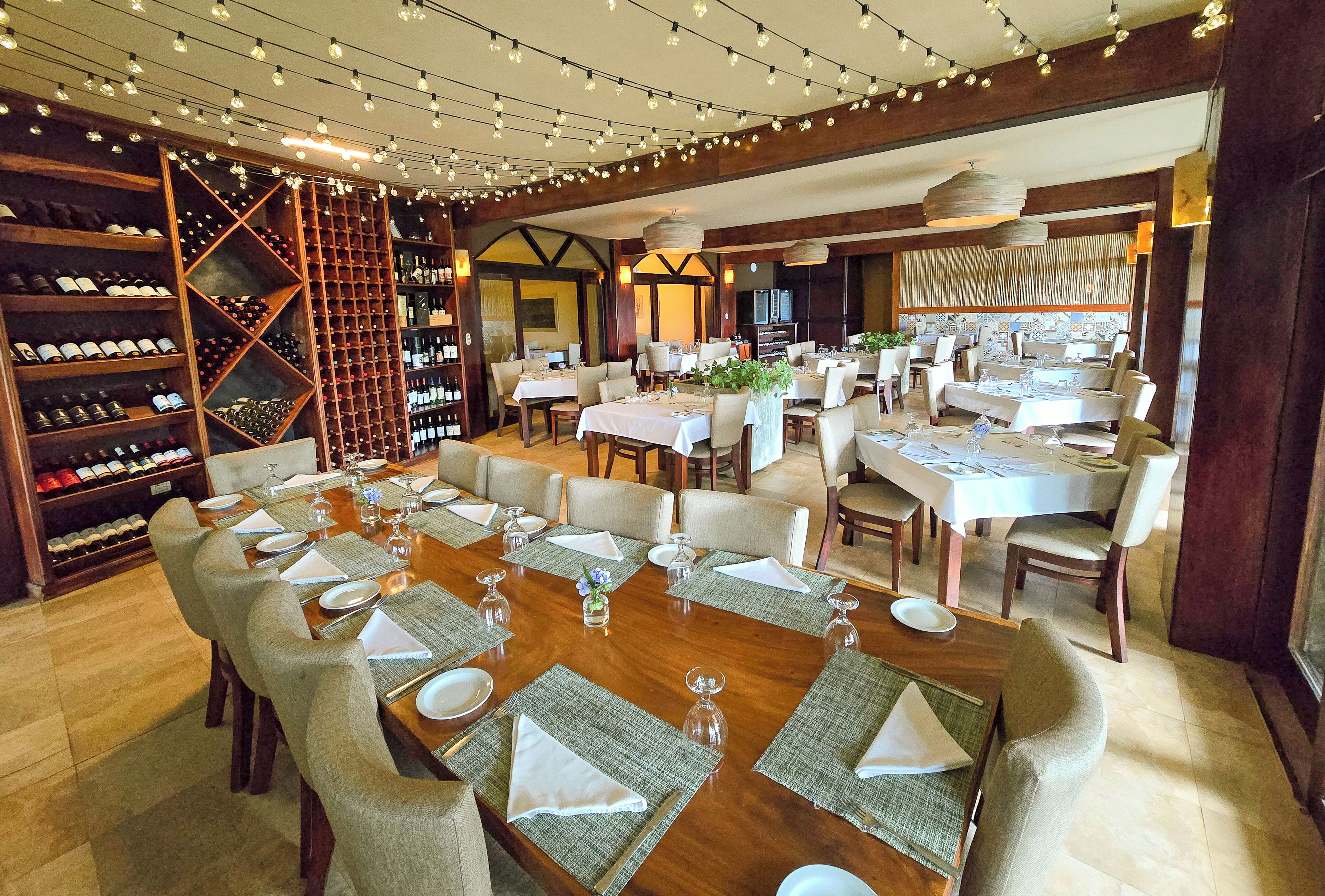 2 restaurants; breakfast, lunch, dinner and brunch served 