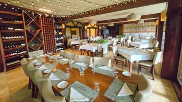 2 restaurants; breakfast, lunch, dinner and brunch served