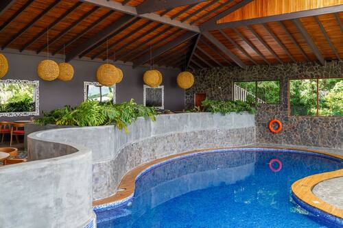 2 piscines a l'aire lliure (horari: 07:00-21:30) i para-sols