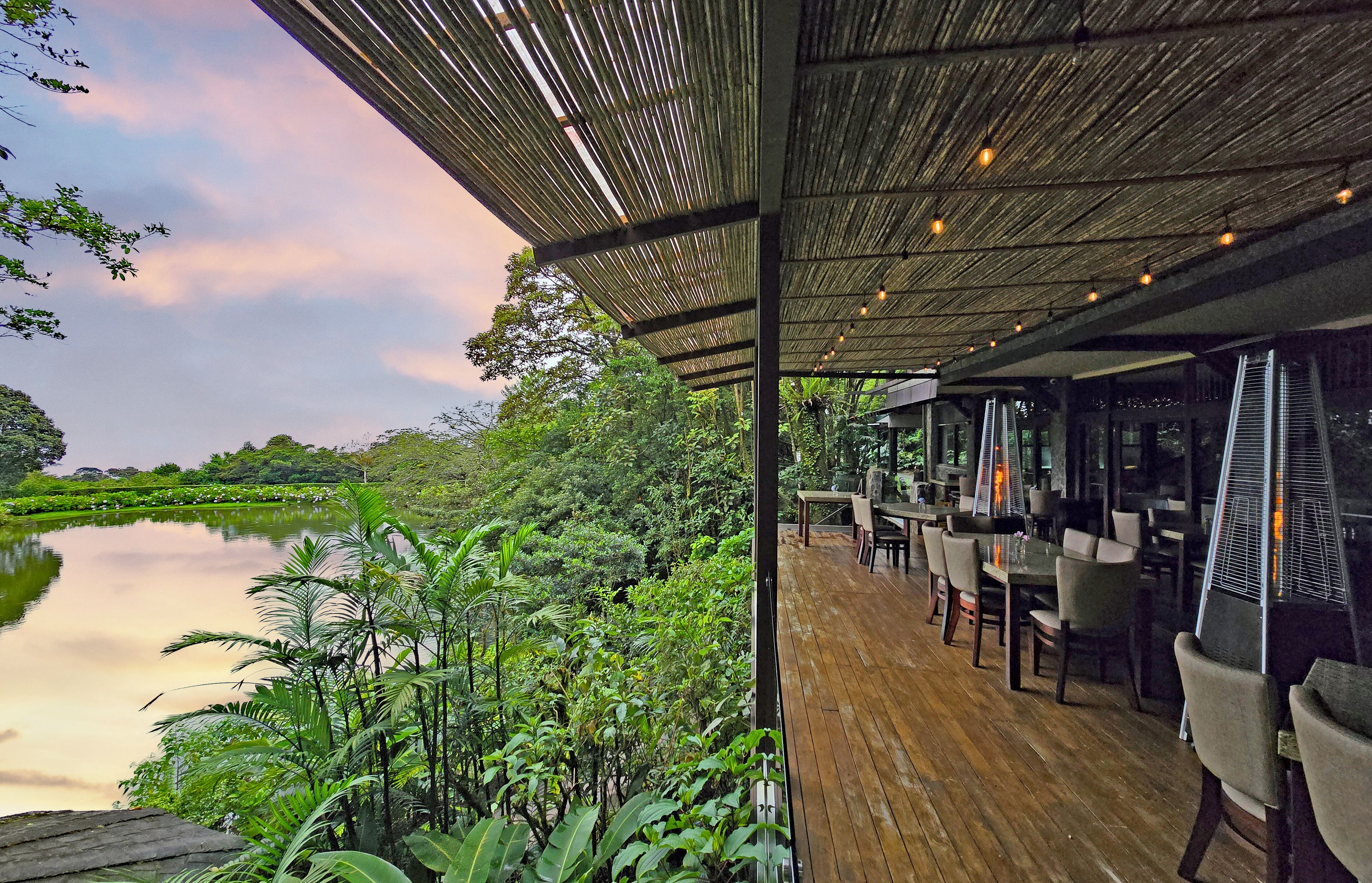 2 restaurants, breakfast, lunch, dinner served; international cuisine 