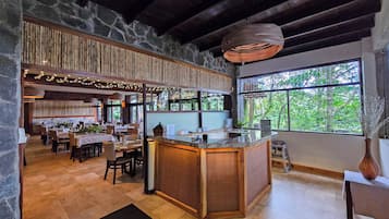 2 restaurants, spécialités Cuisine internationale