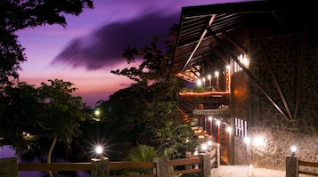 2 restaurants, breakfast, lunch, dinner served; international cuisine