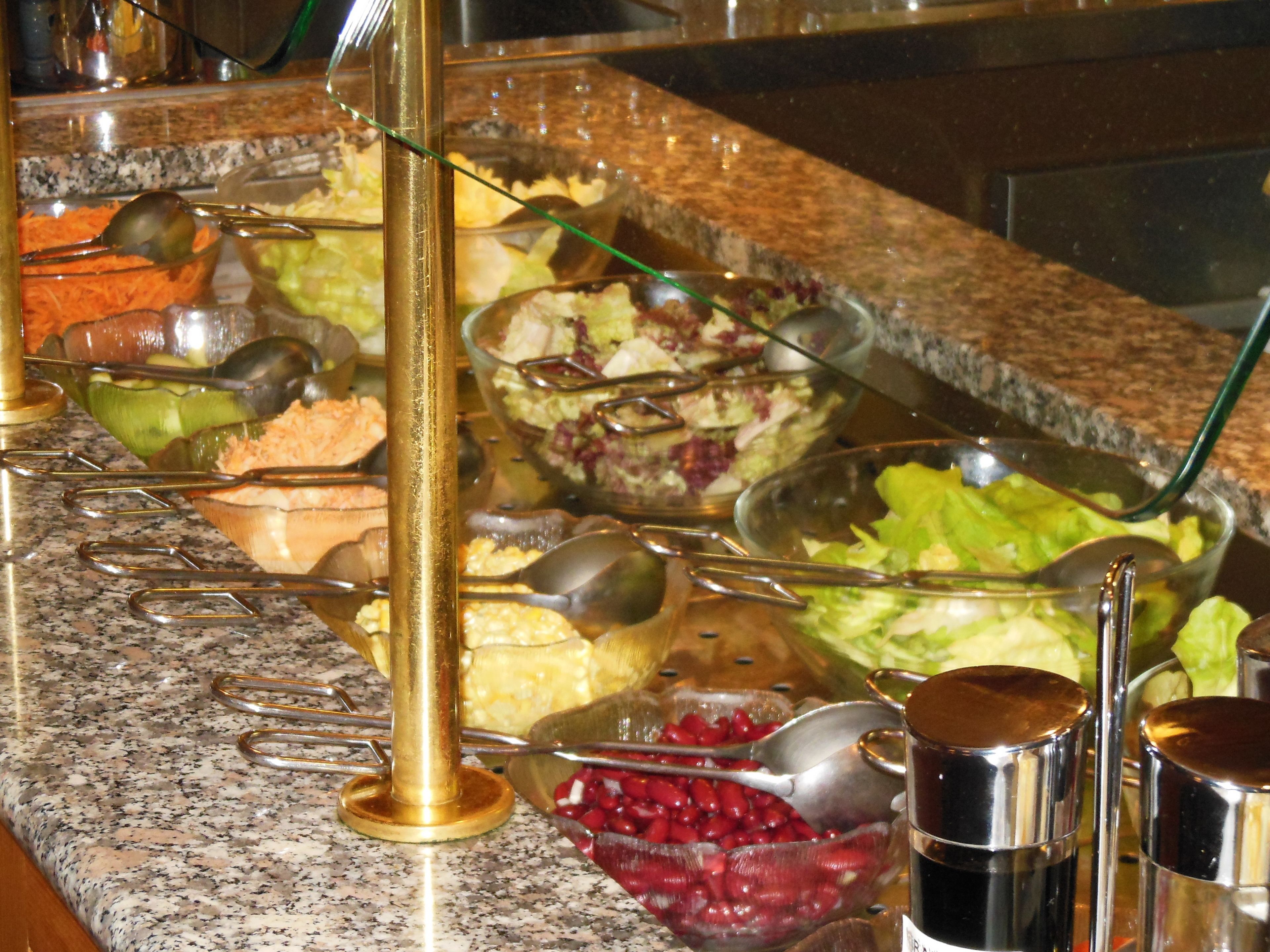 Ein reichhaltiges Buffet mit verschiedenen Speisen und Besteck.
