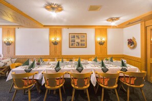 Breakfast and dinner served - Hotel Alpenhof (Grindelwald)