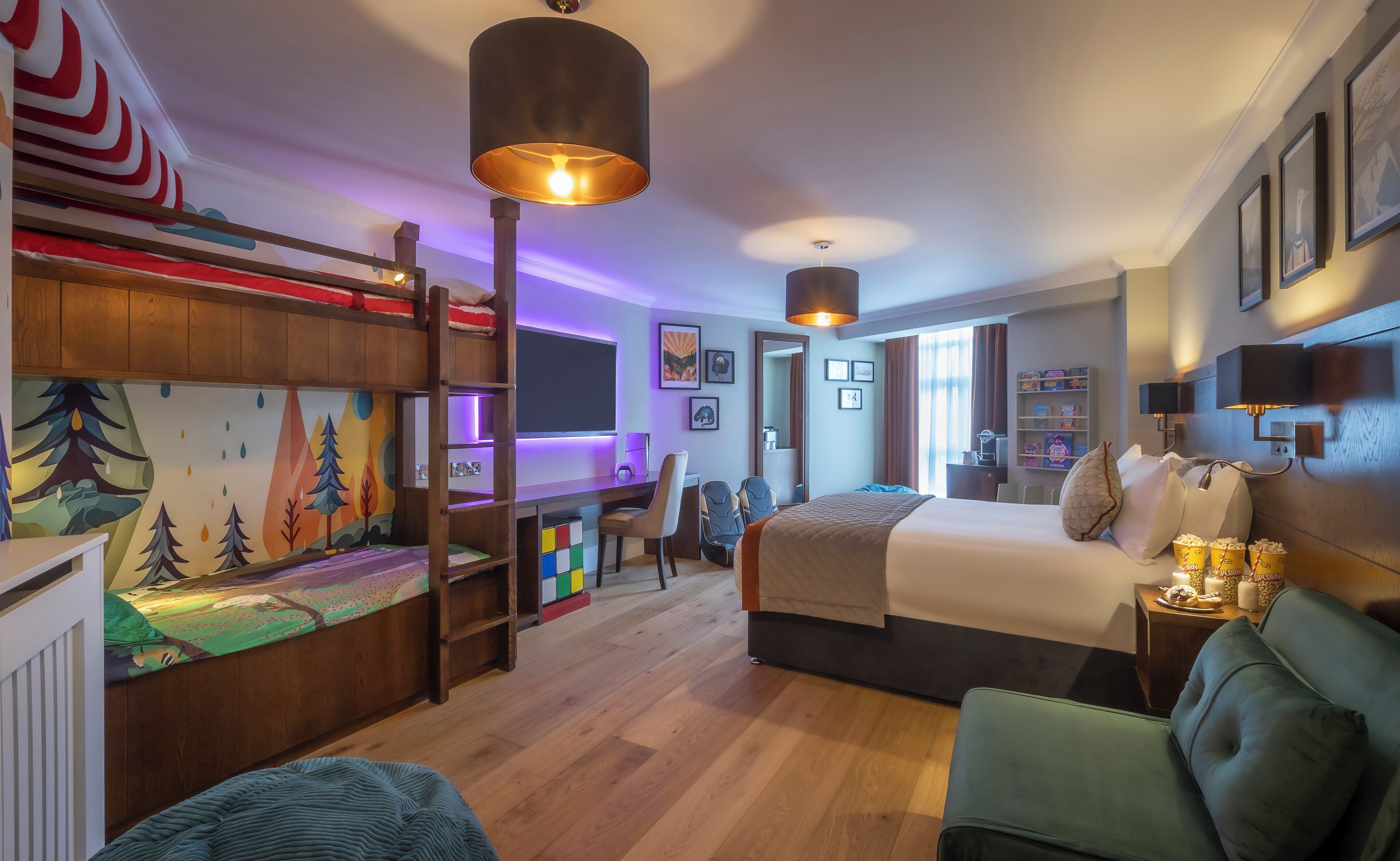 奢华三人房 | 客房内保险箱、办公桌、笔记本电脑工作区、熨斗/熨衣板