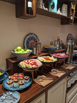 Petit déjeuner complet (15.00 EUR par personne)