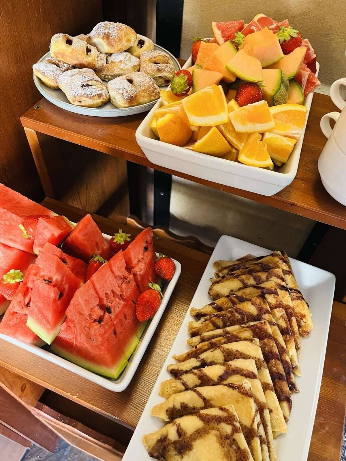 daily buffet breakfast (pln 79 per person)