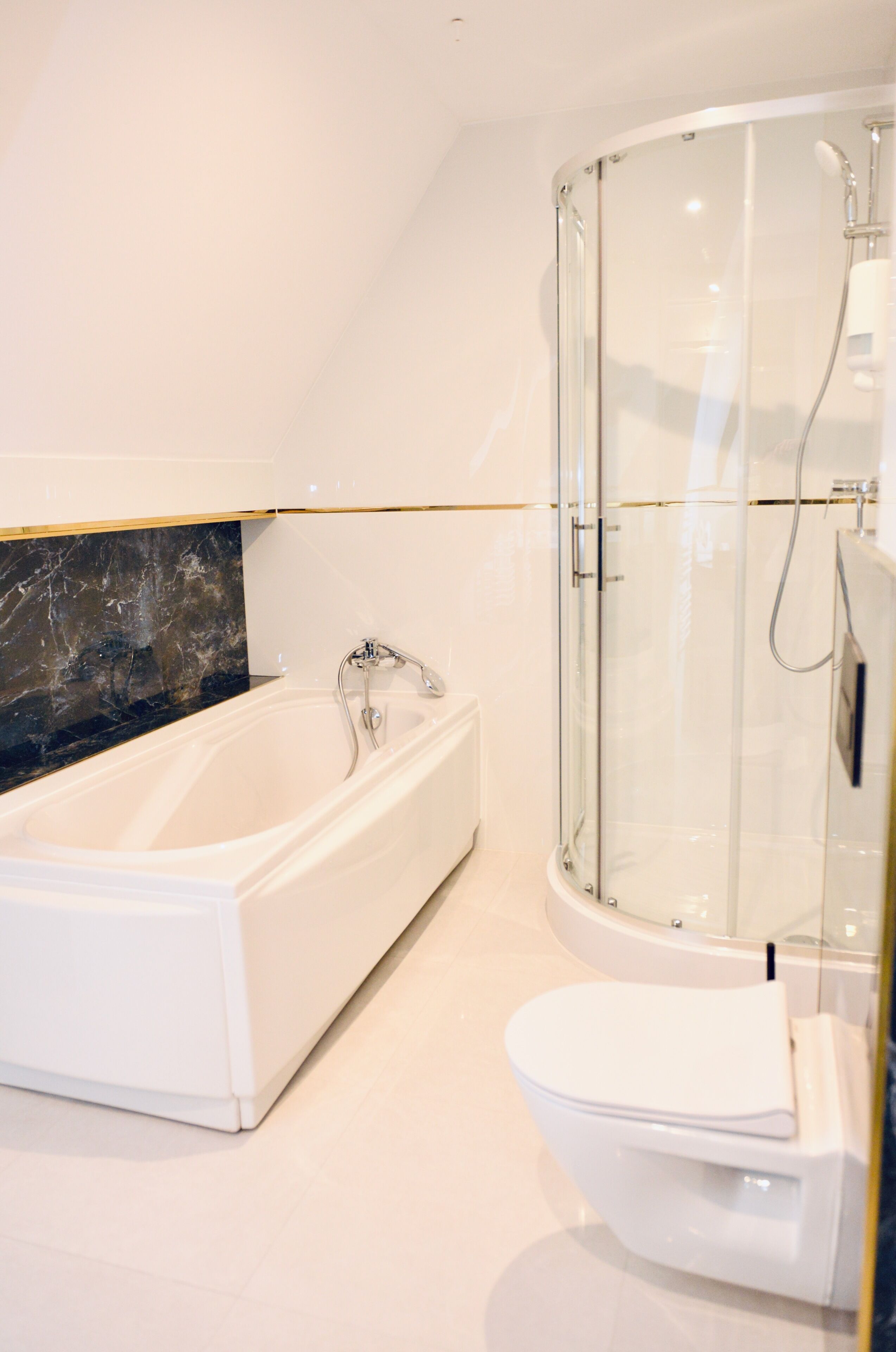 apartament superior motlawa river view | bathroom | free toiletries, hair dryer, slippers, towels