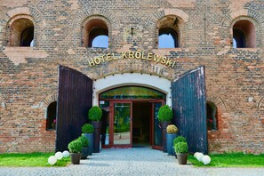 The entrance of Hotel Królewski with its brick facade and arched windows. - Jess Hotel Krolewski Gdansk Old Town (Gdansk)