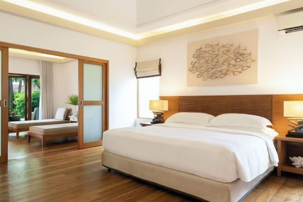 Cobrellits, minibar, caixa forta a l'habitació i escriptori