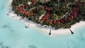 Plage, sable blanc, serviettes de plage, massages sur la plage