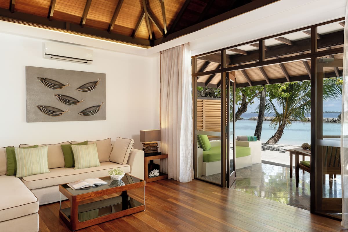 Beach Villa | Donzen dekbedden, een minibar, een kluis op de kamer, een bureau