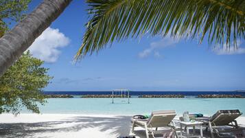 Deluxe bungalow, aan het strand | Uitzicht op strand/zee