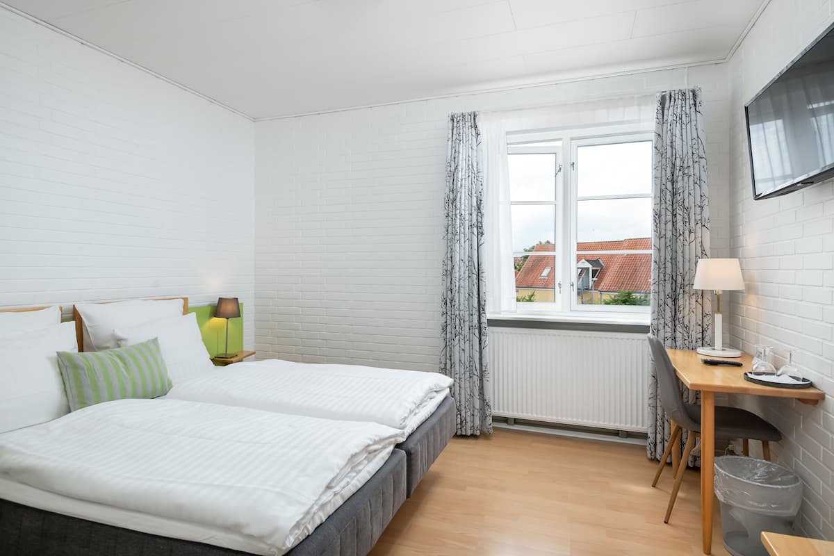Kahden hengen comfort-huone | Yksilöllisesti sisustettu, yksilöllisesti kalustettu, työpöytä