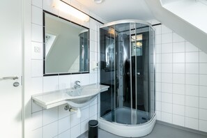 Deluxe Double Room, Balcony | Bathroom - Hotel Petit Skagen (Skagen)