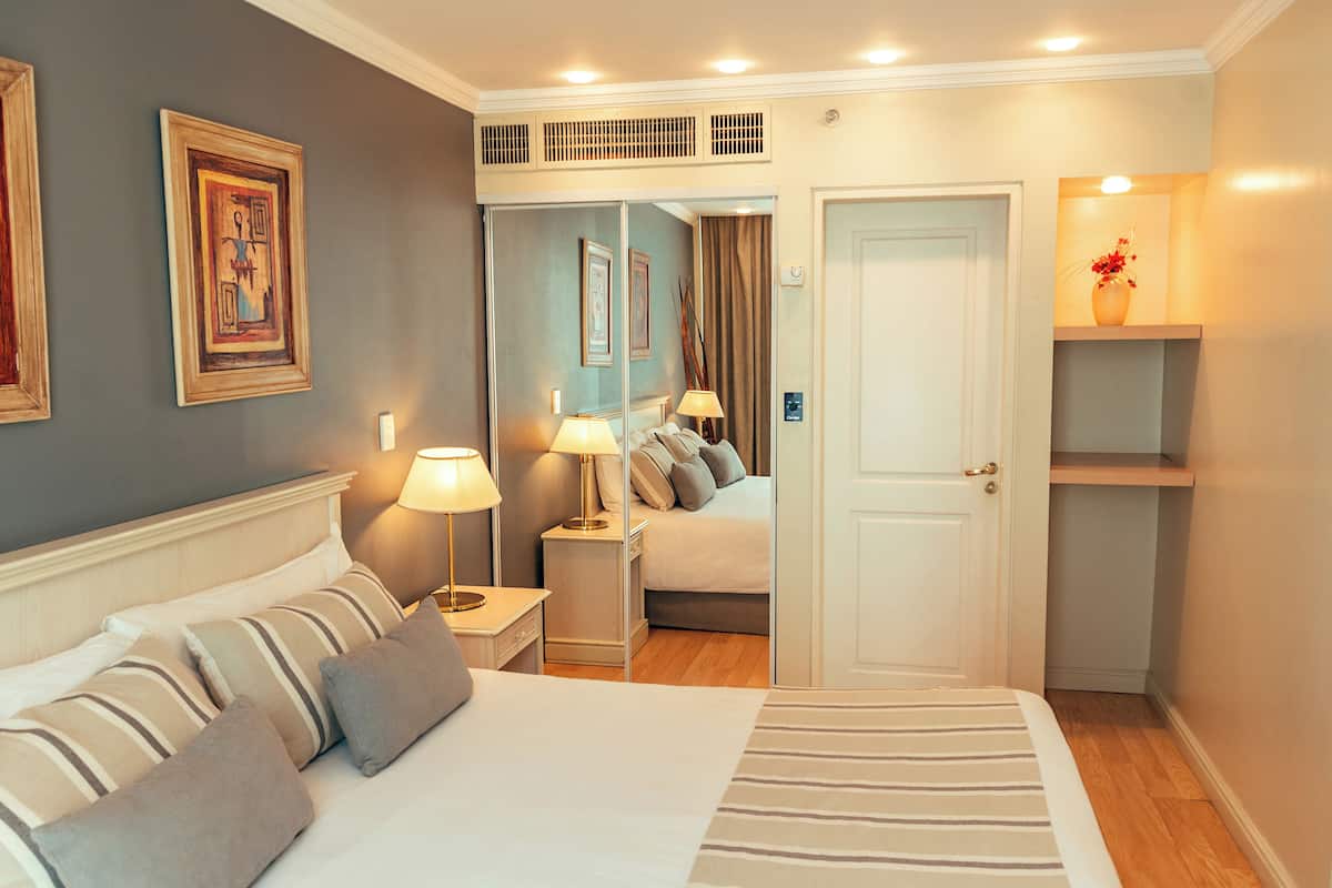 junior room | minibar, in-room safe, desk, laptop workspace