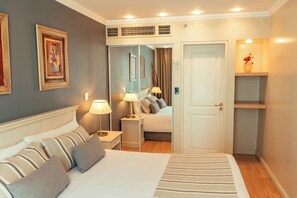 Junior-huone | Allergiatestatut vuodevaatteet, minibaari, tallelokero huoneessa