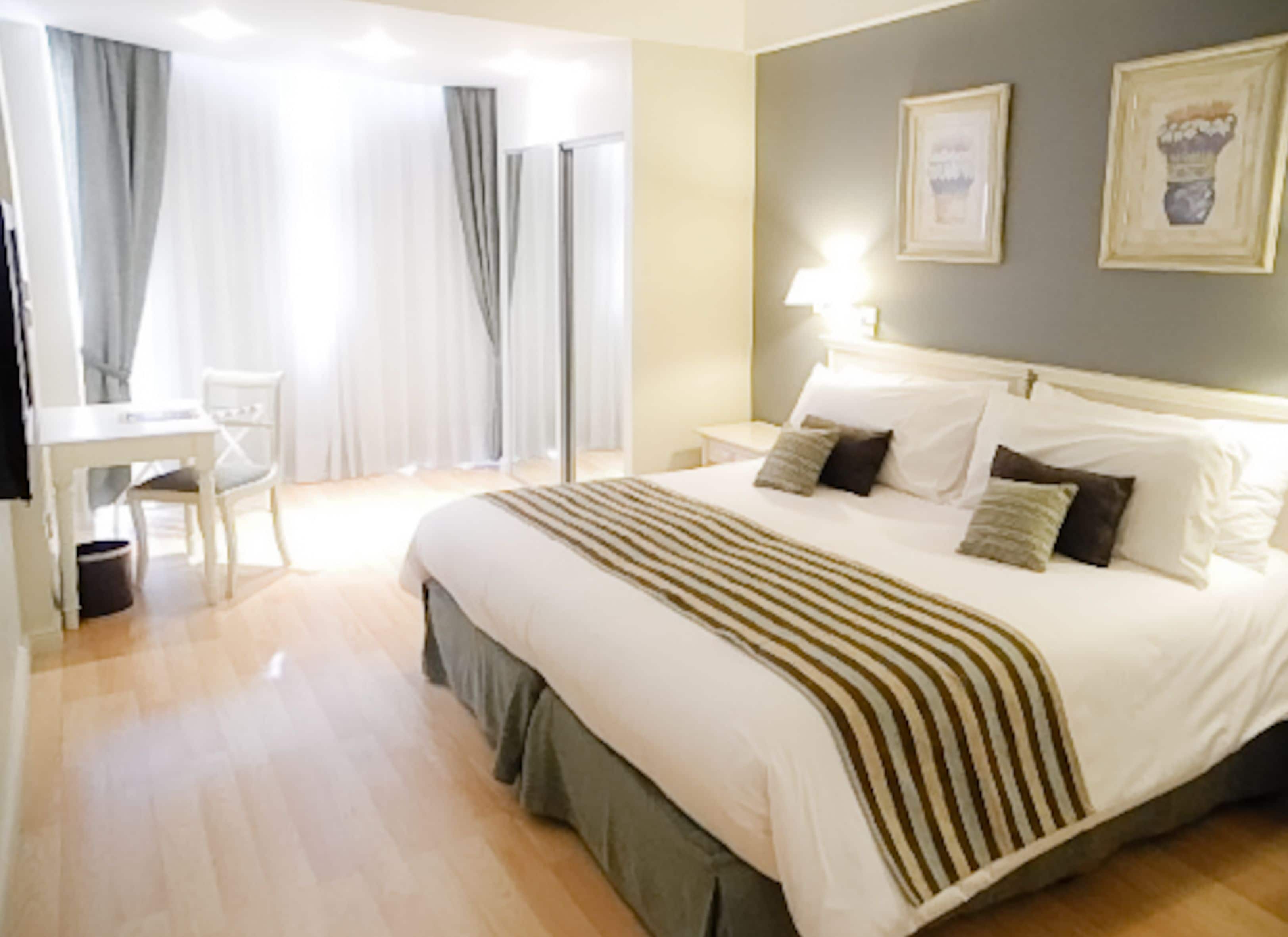 standard twin room | minibar, in-room safe, desk, laptop workspace